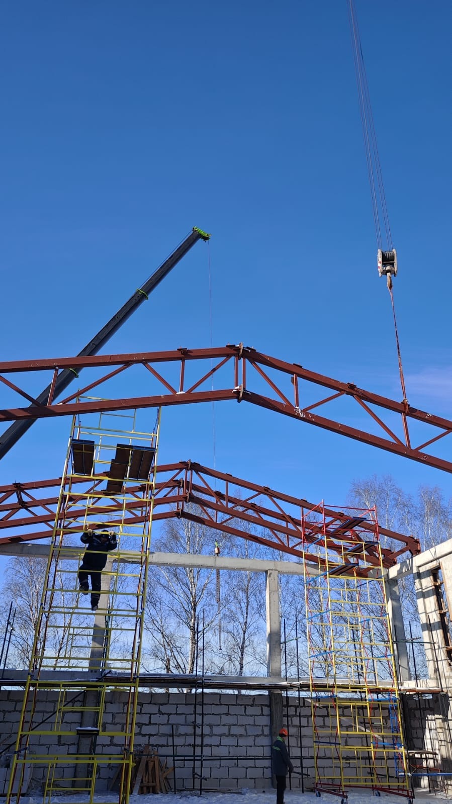 Монтаж кровельных ферм краном