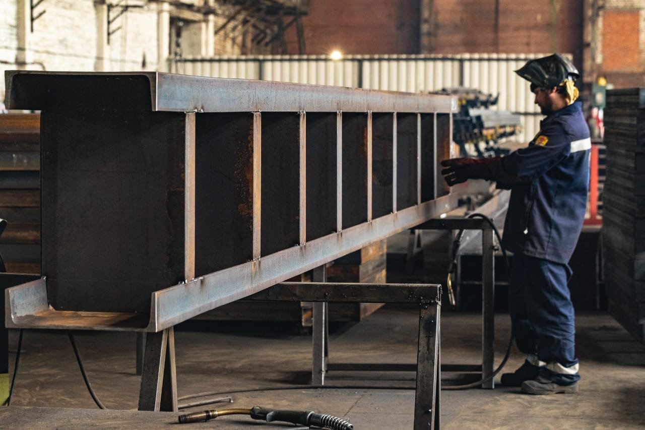 Сборка стальных колонн на стапеле